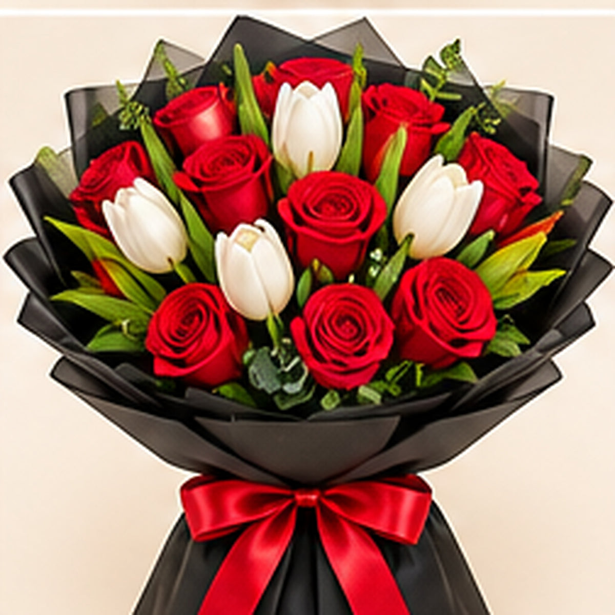Bouquet de roses rouges et tulipes blanches – Passion et élégance