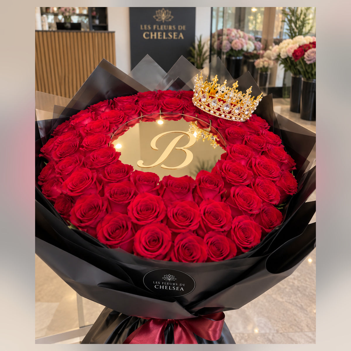 Bouquet royal de roses rouges avec initiale personnalisée sur miroir doré, couronne et emballage noir – Les Fleurs de Chelsea