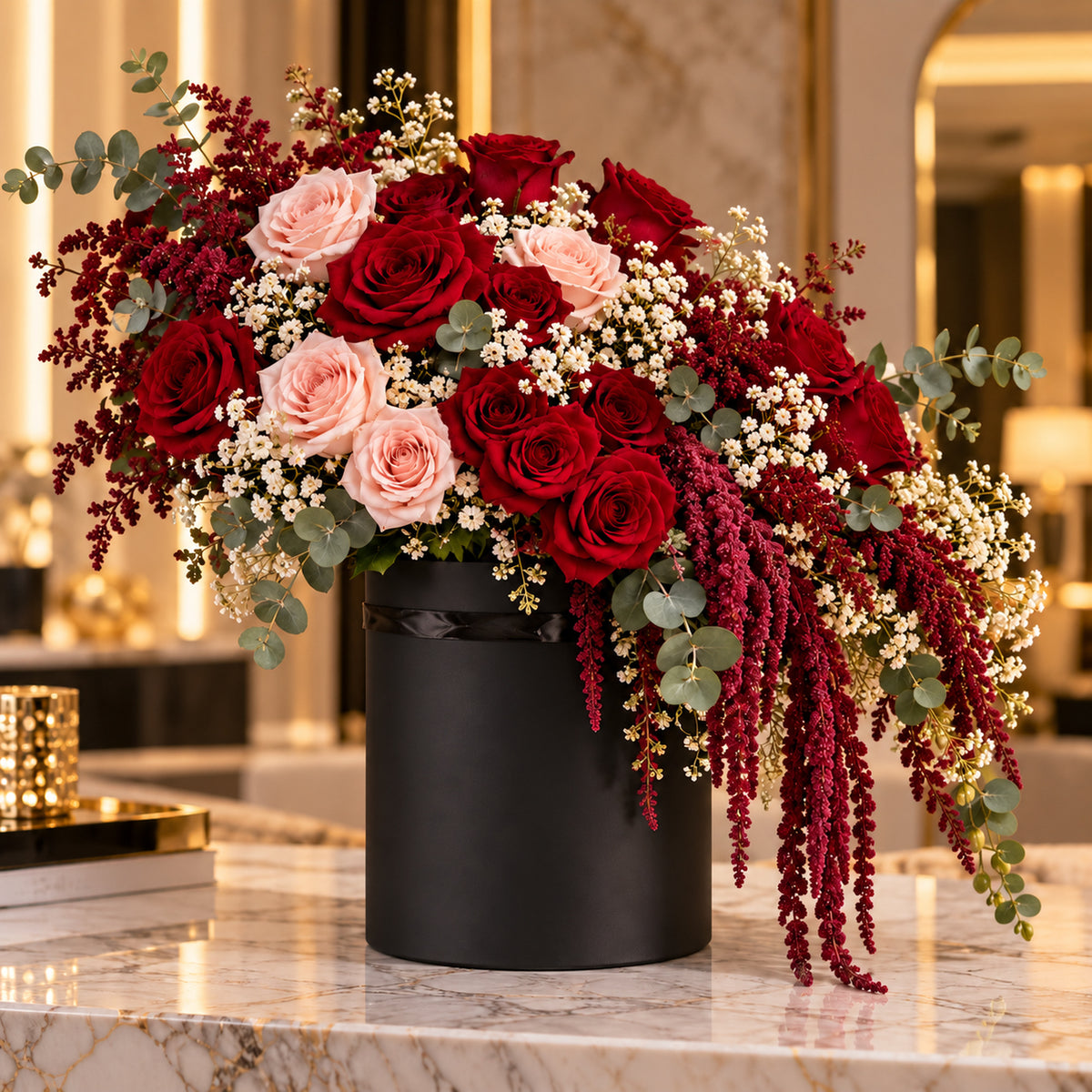 Boîte florale XL noire avec cascade de roses rouges et rose poudré, eucalyptus et amarante bordeaux, sans orchidées