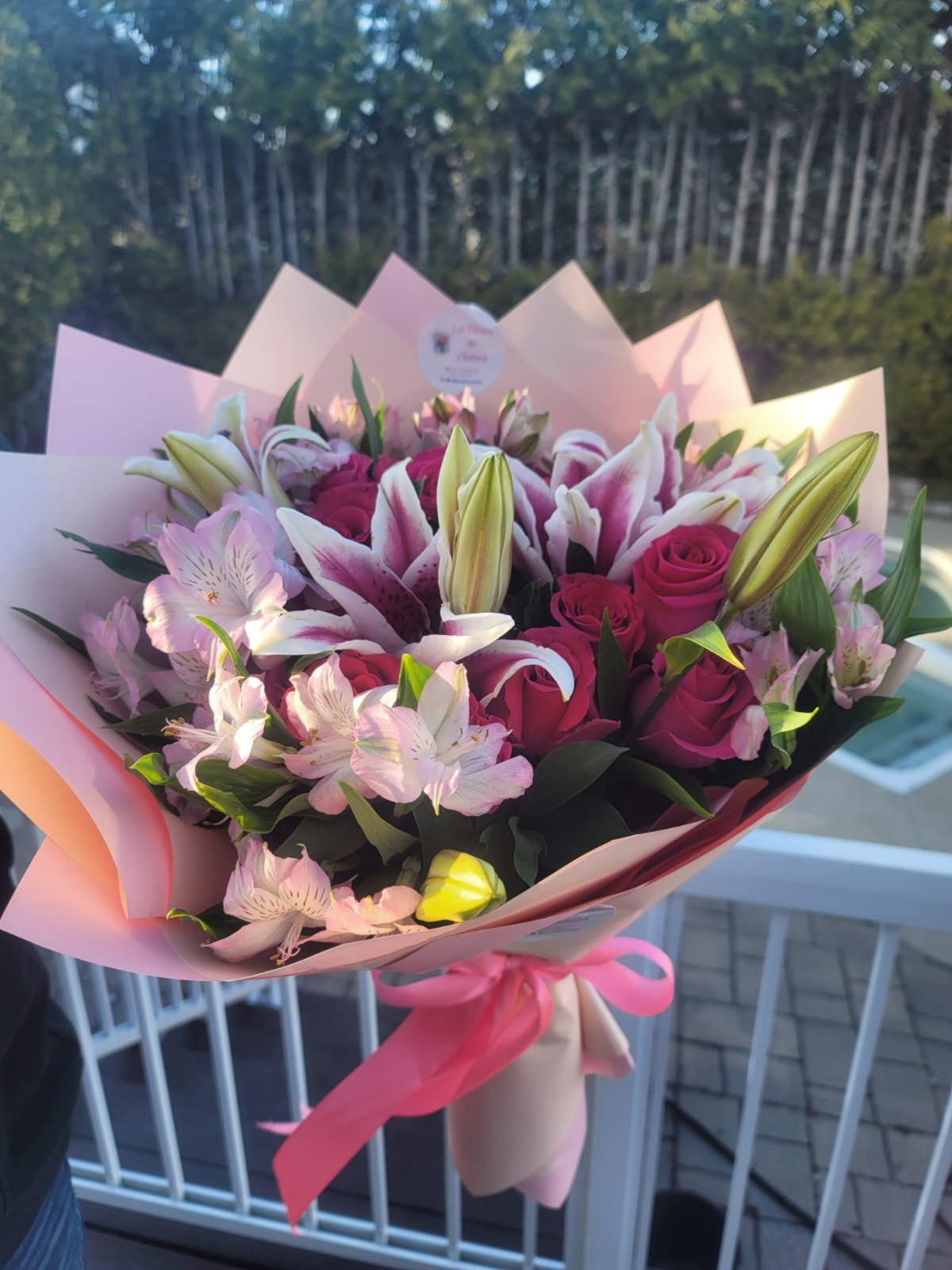 Bouquet de lys roses avec roses et alstroemères
