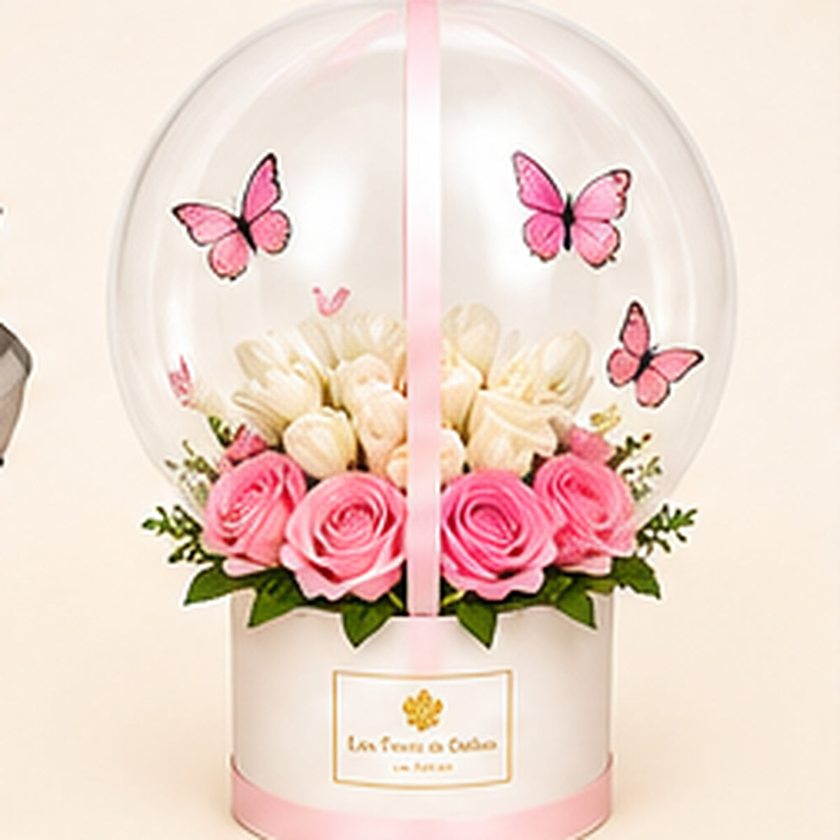 Arrangement de fleurs roses avec ballon transparent