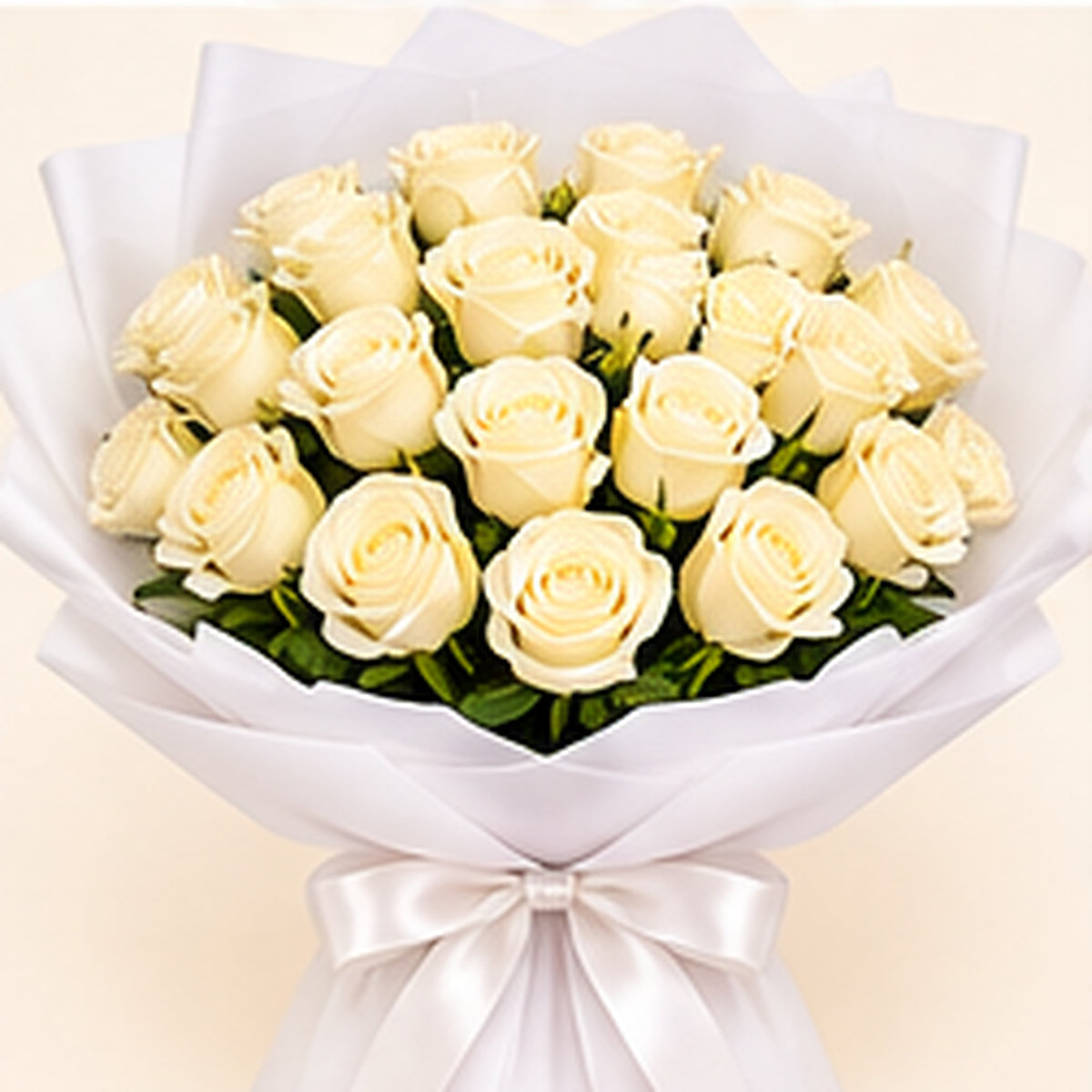 Grand bouquet de roses blanches – Élégance ivoire