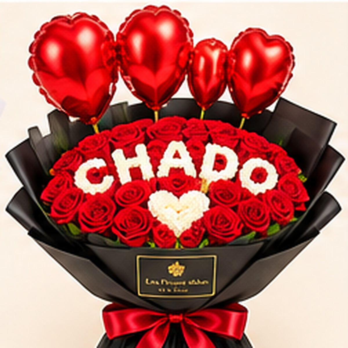 Bouquet de roses rouges personnalisé avec prénom et ballons cœur