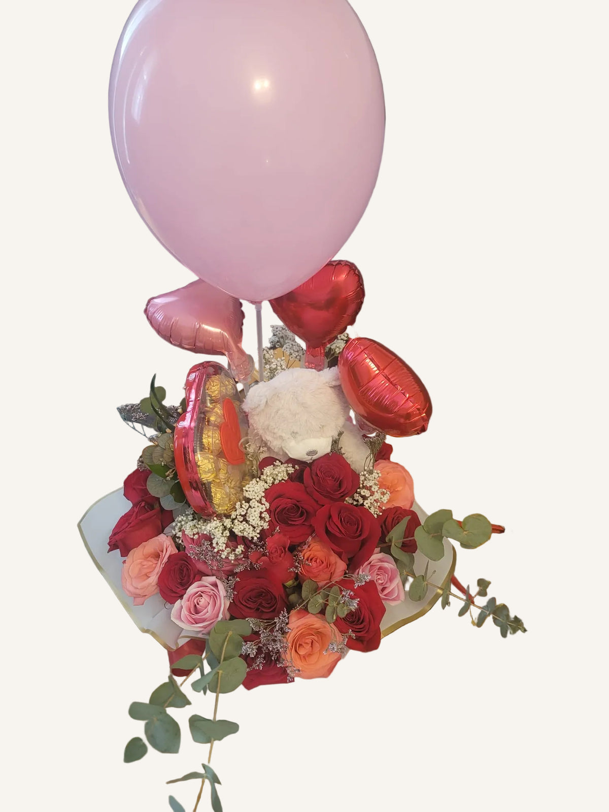 Coffret cadeau avec ballon, ourson et fleurs