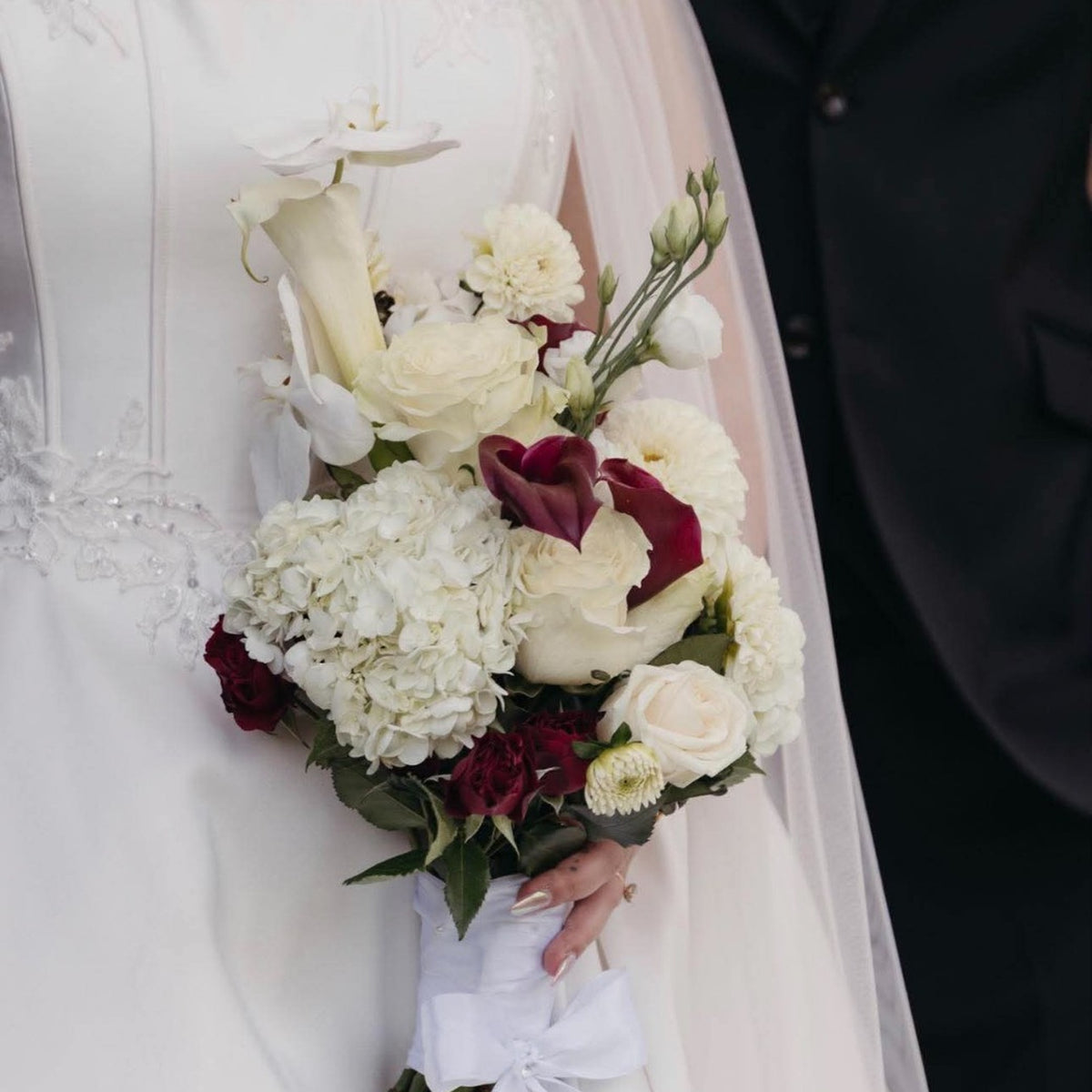 Bouquet de mariée ivoire, blanc et bordeaux – gros plan sur les roses, hortensias blancs et callas