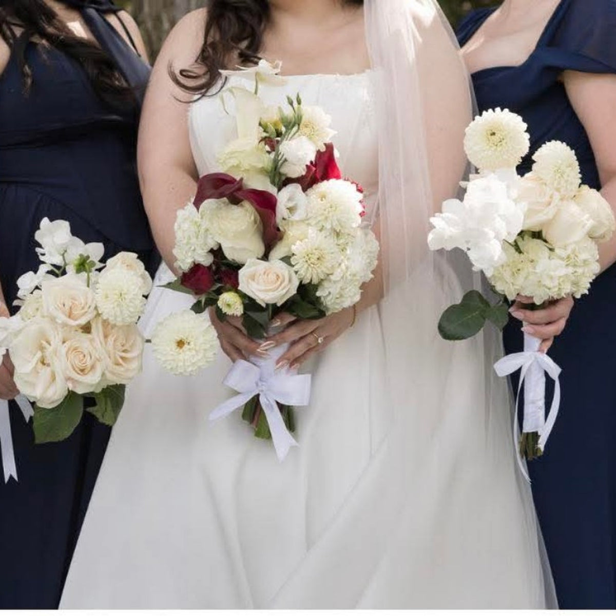 Bouquet de mariée ivoire et bordeaux avec les bouquets coordonnés des demoiselles d’honneur